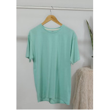 Remeras lisas de algodón peinado.